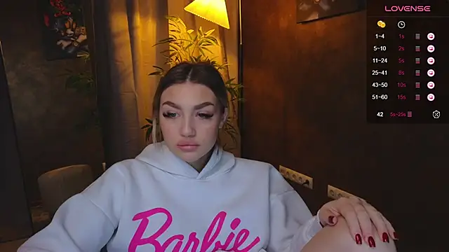 Snapshot of Ella_Milla chatting on January 6, 2025, 11:29 am Ella Milla online show from January 6, 2025, 11:29 am