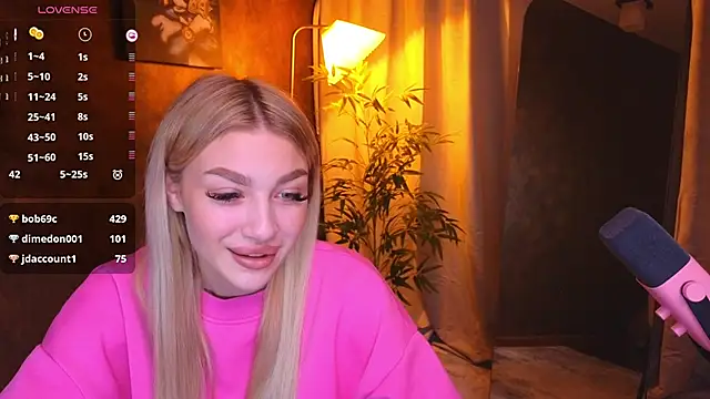 Snapshot of Ella_Milla chatting on January 13, 2025, 8:37 am Ella Milla online show from January 13, 2025, 8:37 am