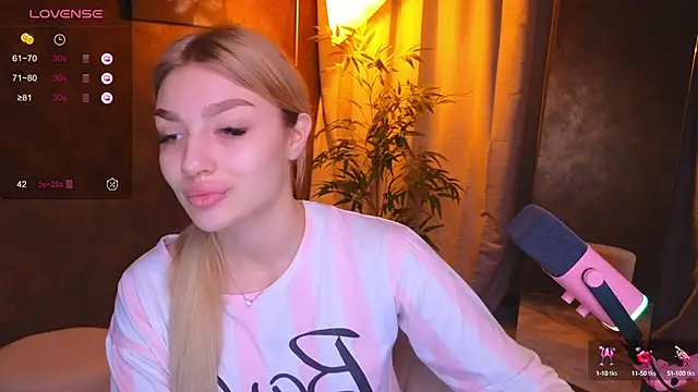 Snapshot of Ella_Milla chatting on January 15, 2025, 5:29 am Ella Milla online show from January 15, 2025, 5:29 am