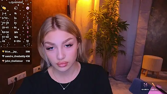 Snapshot of Ella_Milla chatting on January 20, 2025, 8:41 am Ella Milla online show from January 20, 2025, 8:41 am