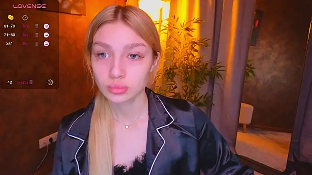 Snapshot of Ella_Milla chatting on January 27, 2025, 5:47 am Ella Milla online show from January 27, 2025, 5:47 am