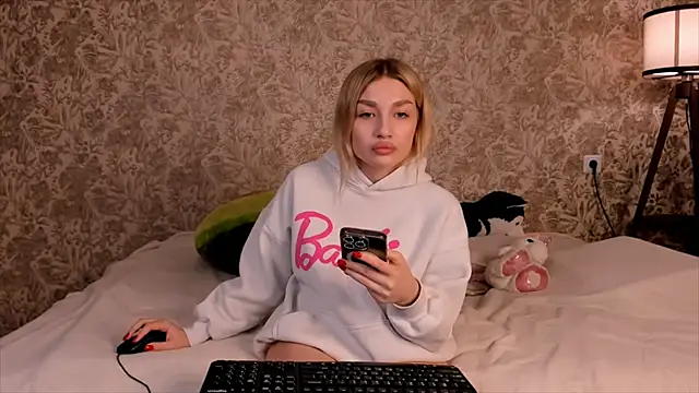 Snapshot of Ella_Milla chatting on March 4, 2025, 10:38 pm Ella Milla online show from March 4, 2025, 10:38 pm