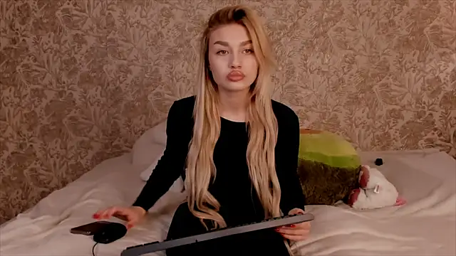 Snapshot of Ella_Milla chatting on March 11, 2025, 10:18 am Ella Milla online show from March 11, 2025, 10:18 am