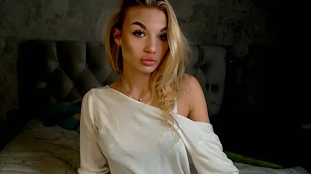 Snapshot of Ella_Milla chatting on March 29, 2026, 9:04 pm Ella Milla online show from March 29, 2026, 9:04 pm