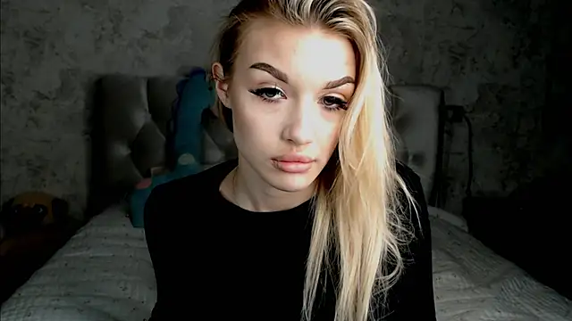 Snapshot of Ella_Milla chatting on April 15, 2026, 7:58 pm Ella Milla online show from April 15, 2026, 7:58 pm