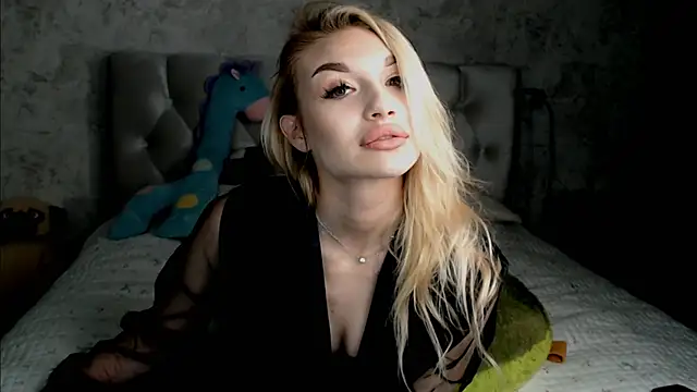 Snapshot of Ella_Milla chatting on April 19, 2026, 8:11 pm Ella Milla online show from April 19, 2026, 8:11 pm