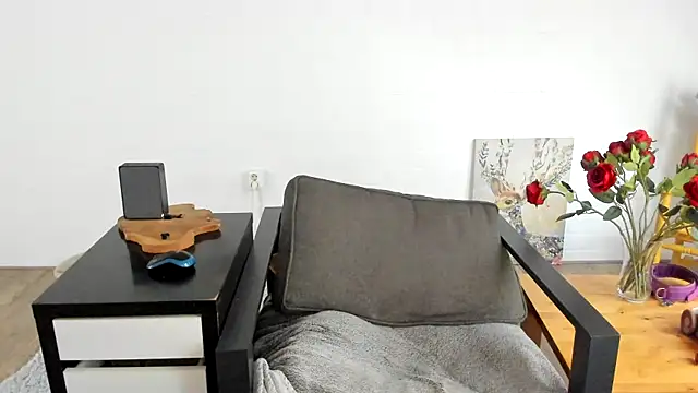 Snapshot of MendiPetite chatting on October 19, 2025, 8:48 am MendiPetite online show from October 19, 2025, 8:48 am