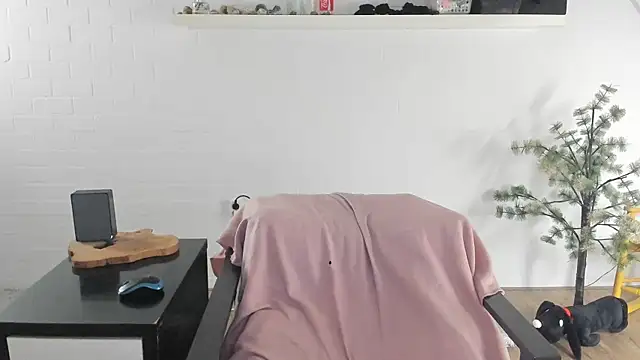 MendiPetite online show from February 18, 2026, 9:11 pm