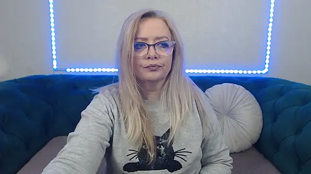 IvanaCharm online show from April 28, 2026, 3:33 am