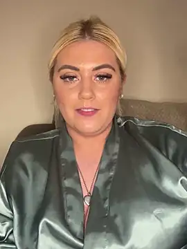 Blondiee3088 online show from March 4, 2025, 5:03 pm