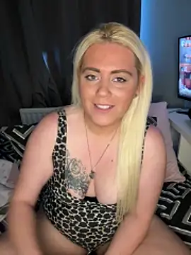 Blondiee3088 online show from November 17, 2025, 1:39 pm