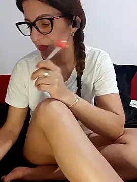 Sofia loren69 online show from September 10, 2025, 10:10 pm