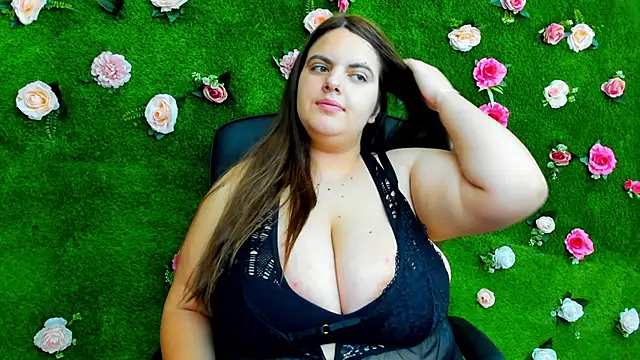 Huge Titties  online show from January 9, 2025, 5:13 am