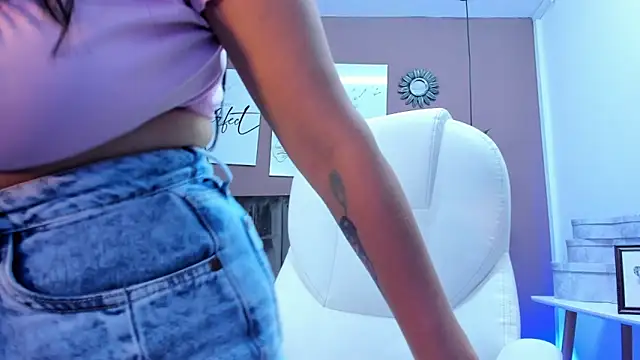 Snapshot of anniemayerx_ chatting on December 2, 2024, 1:24 pm anniemayerx online show from December 2, 2024, 1:24 pm