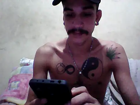 Snapshot of gatobranco001 chatting on March 12, 2025, 5:13 am gatobranco001 online show from March 12, 2025, 5:13 am