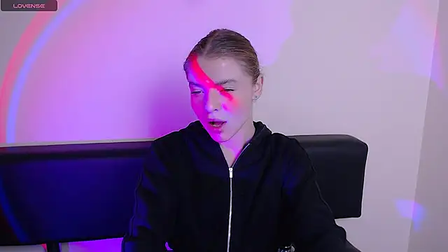 MissOliviaa  online show from October 27, 2025, 12:53 pm