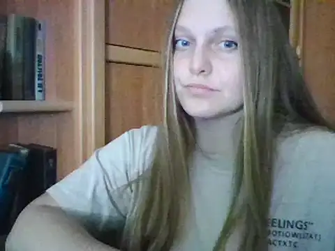 Evasapples online show from December 5, 2024, 9:39 pm