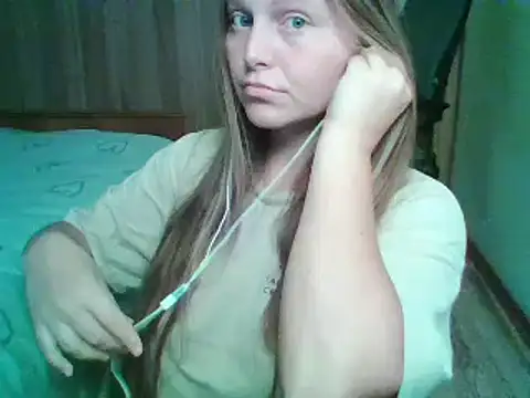 Evasapples online show from October 13, 2025, 6:19 pm