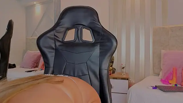 Snapshot of Tayra_Pradit chatting on October 20, 2025, 7:36 pm Tayra Pradit online show from October 20, 2025, 7:36 pm