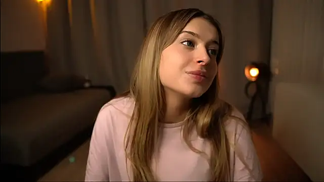 Snapshot of elisa_moon chatting on December 21, 2024, 5:07 pm elisa moon online show from December 21, 2024, 5:07 pm