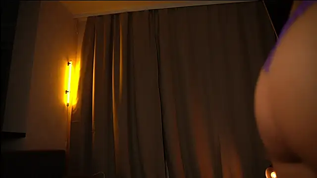 Snapshot of elisa_moon chatting on December 21, 2024, 8:10 pm elisa moon online show from December 21, 2024, 8:10 pm