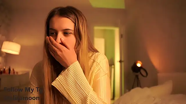 Snapshot of elisa_moon chatting on March 16, 2025, 6:01 pm elisa moon online show from March 16, 2025, 6:01 pm