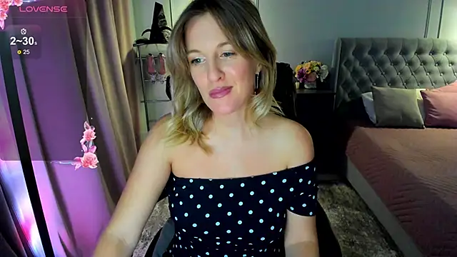 Snapshot of I_D_A chatting on October 22, 2025, 1:06 am I D A online show from October 22, 2025, 1:06 am