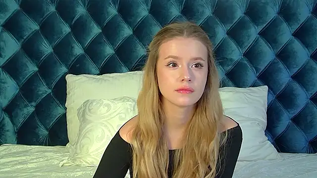 MilanaBalmain online show from December 3, 2025, 4:05 pm