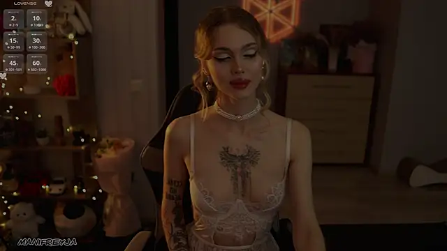 ManiFreyja online show from October 5, 2025, 5:22 pm