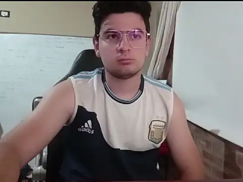 Snapshot of enzis3 chatting on November 8, 2025, 9:24 pm enzis3 online show from November 8, 2025, 9:24 pm