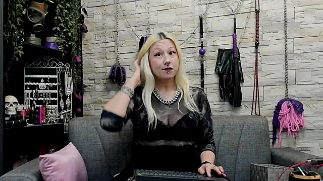 Snapshot of CruelMistress chatting on October 5, 2025, 9:13 pm CruelMistress online show from October 5, 2025, 9:13 pm