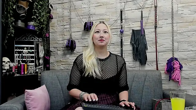 Snapshot of CruelMistress chatting on October 20, 2025, 9:48 pm CruelMistress online show from October 20, 2025, 9:48 pm