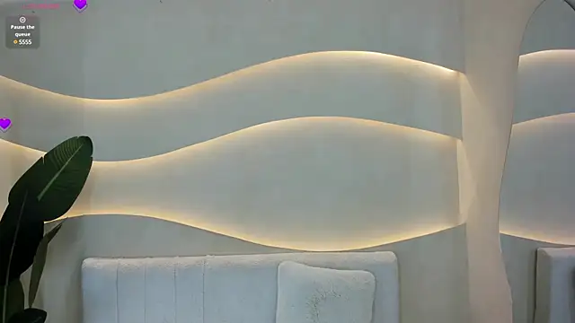 Naomi Dasilva online show from January 6, 2025, 7:24 pm