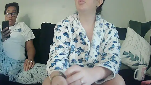 vanilla chocolate23 online show from September 18, 2025, 7:32 am