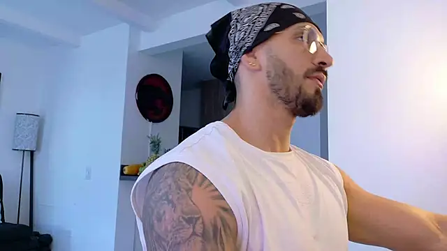 Snapshot of tony_muscle chatting on October 25, 2025, 9:42 pm tony muscle online show from October 25, 2025, 9:42 pm