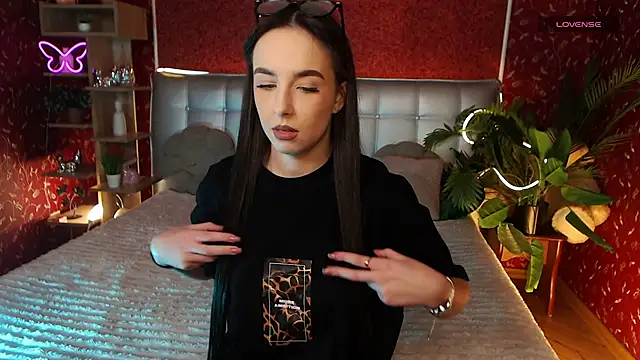 AuroraAksnesss online show from February 5, 2025, 3:42 pm