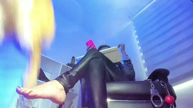 charlotte joliedart online show from October 15, 2025, 8:09 pm