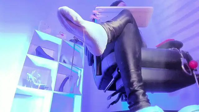 charlotte joliedart online show from November 4, 2025, 10:03 am