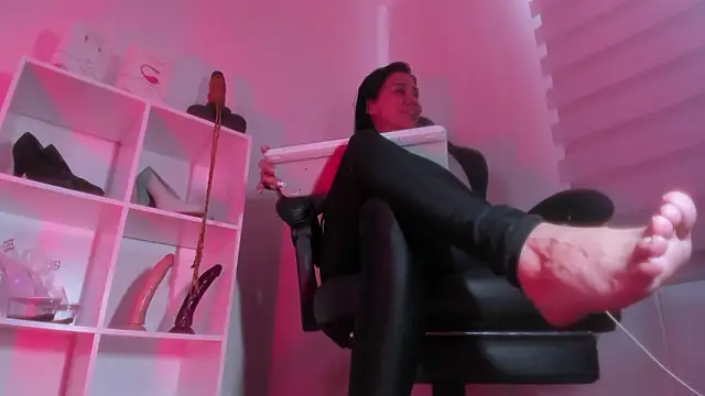 charlotte joliedart online show from February 13, 2026, 6:26 pm