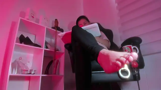 charlotte joliedart online show from February 24, 2026, 8:51 pm