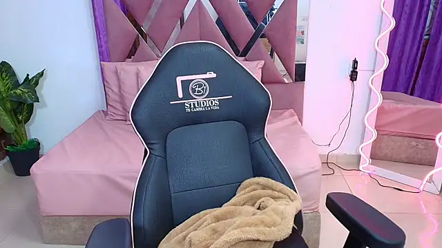 kendra tay online show from October 31, 2025, 3:40 am