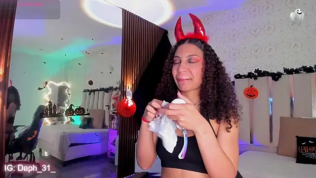 Daphnne tay online show from October 30, 2025, 3:41 am