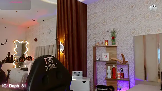 Daphnne tay online show from November 6, 2025, 3:18 am