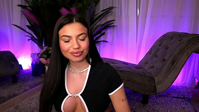 EsmeeLuv online show from March 4, 2025, 9:00 pm