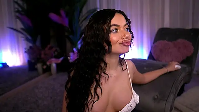 EsmeeLuv online show from March 17, 2025, 4:11 pm