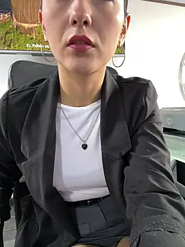 Amy Kiitty  online show from April 23, 2026, 1:35 pm