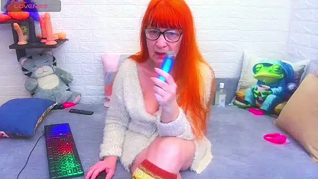 Snapshot of RedHousewife chatting on February 7, 2026, 6:44 pm RedHousewife online show from February 7, 2026, 6:44 pm