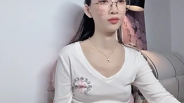 Lili-2 online show from May 23, 2026, 4:33 pm