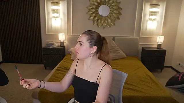 Julia  Star  online show from October 3, 2025, 3:20 pm