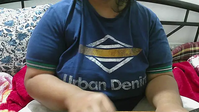 Snapshot of Queen_of_boobs01 chatting on December 1, 2025, 11:04 am Queen of boobs01 online show from December 1, 2025, 11:04 am